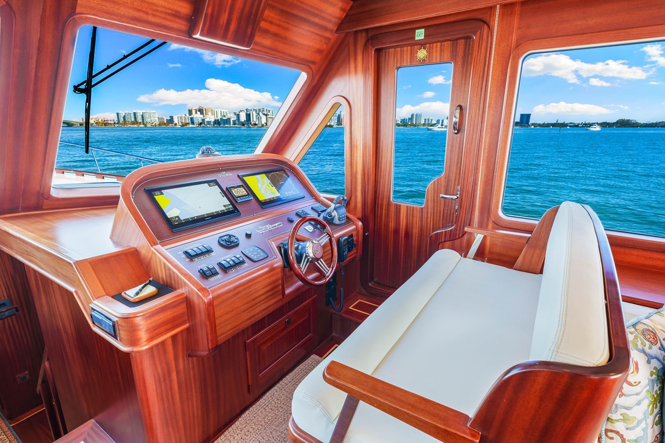 https://arconyachts.ams3.digitaloceanspaces.com/111708/conversions/large_4563641-optimize.jpg