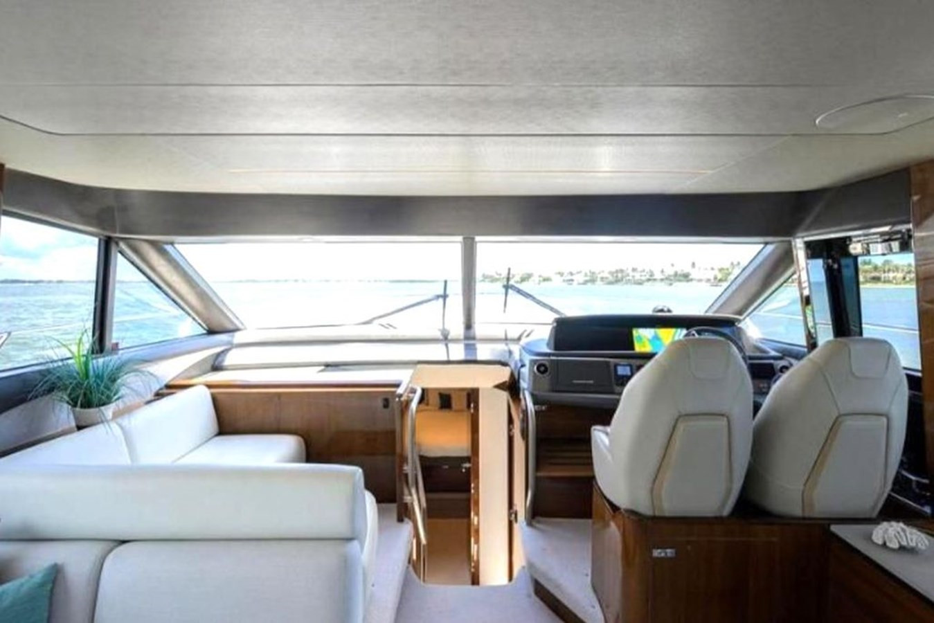 https://arconyachts.ams3.digitaloceanspaces.com/112229/conversions/large_4187413-optimize.jpg