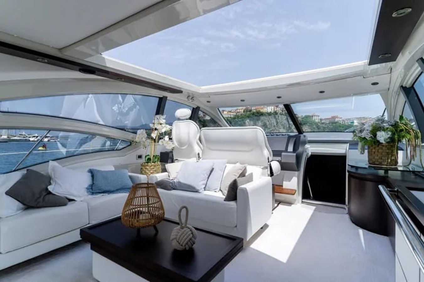 https://arconyachts.ams3.digitaloceanspaces.com/112741/conversions/large_4842643-optimize.jpg