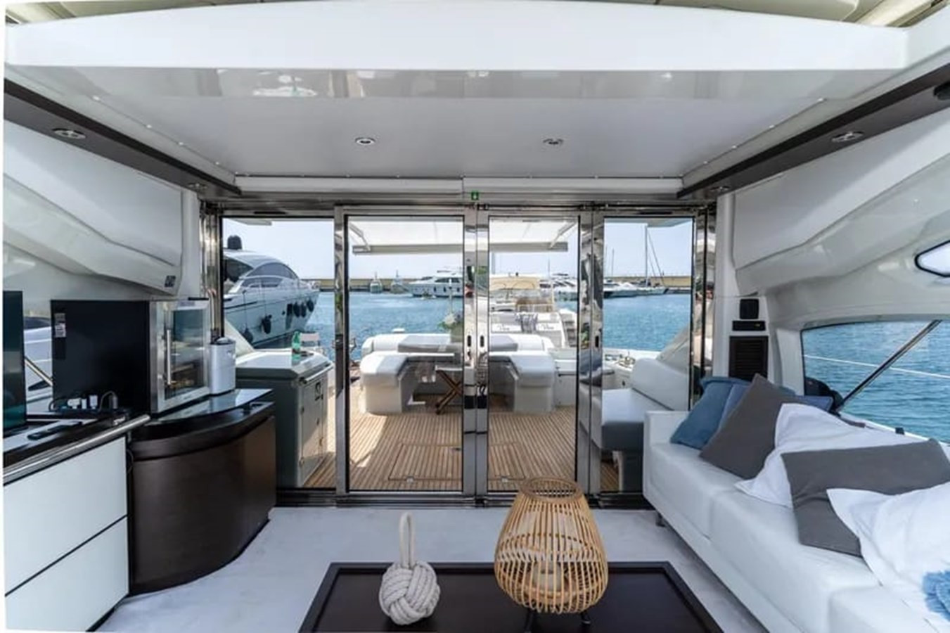 https://arconyachts.ams3.digitaloceanspaces.com/112751/conversions/large_4842641-optimize.jpg