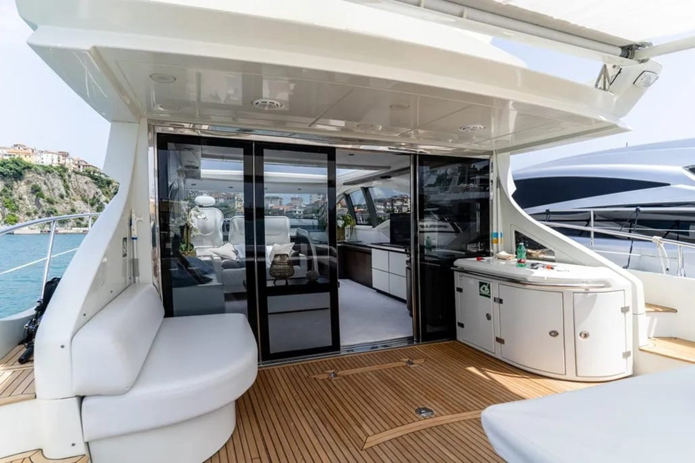 https://arconyachts.ams3.digitaloceanspaces.com/112760/conversions/large_4842650-optimize.jpg