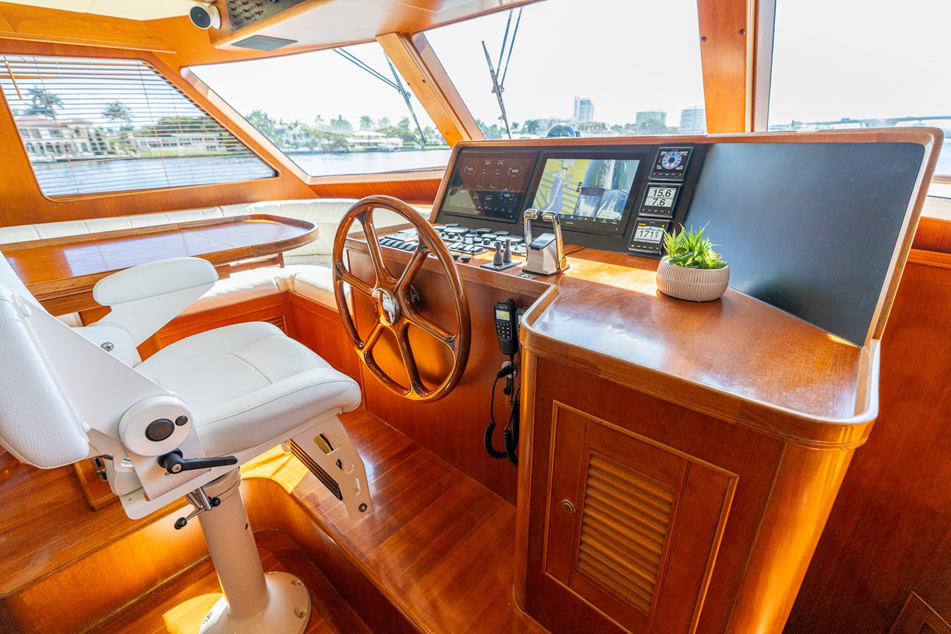 https://arconyachts.ams3.digitaloceanspaces.com/112824/conversions/large_4623166-optimize.jpg