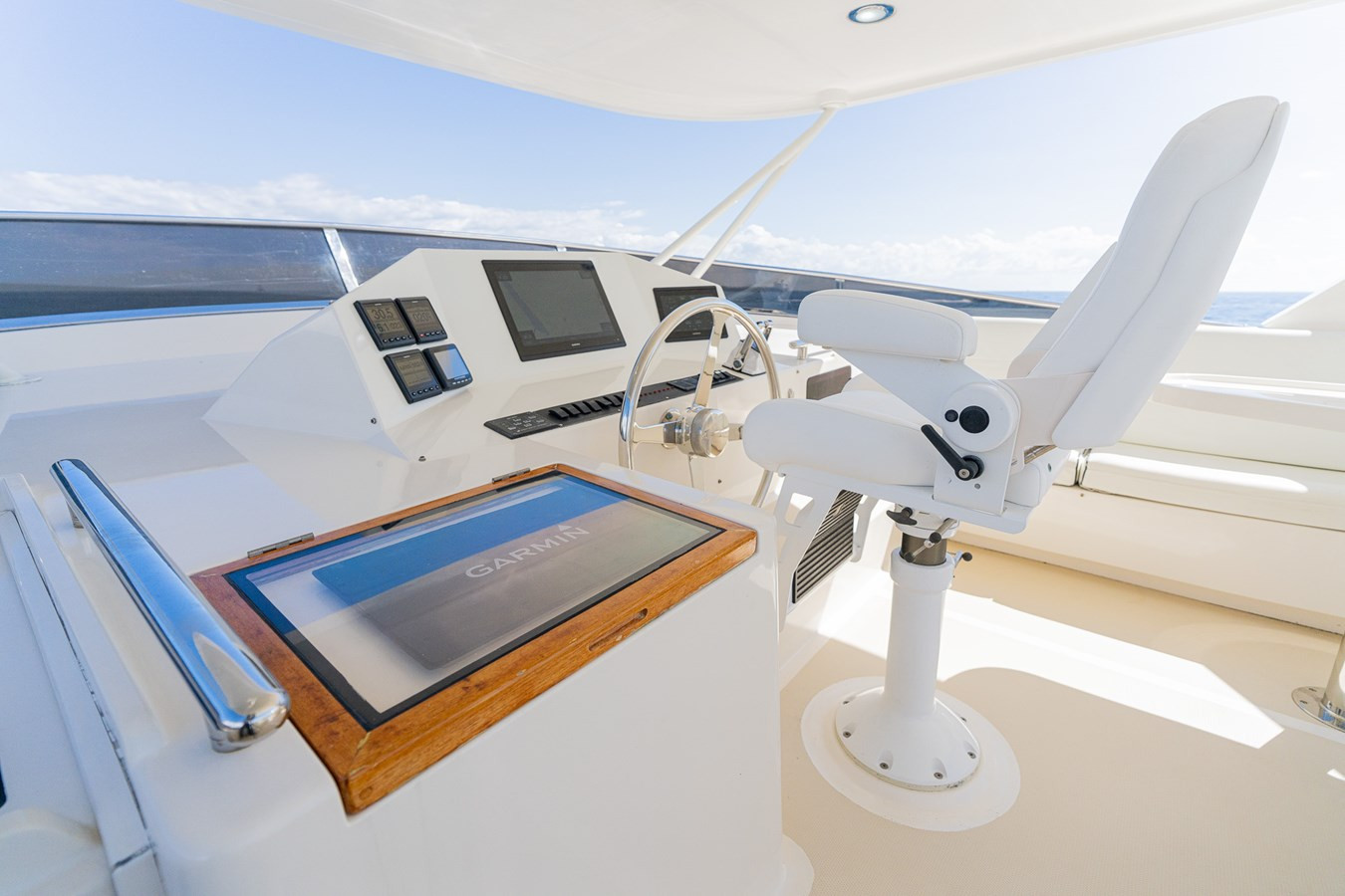 https://arconyachts.ams3.digitaloceanspaces.com/112851/conversions/large_4623317-optimize.jpg