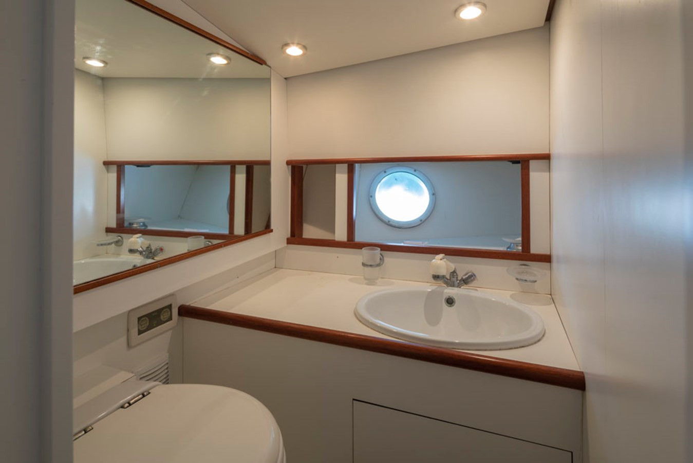 https://arconyachts.ams3.digitaloceanspaces.com/112880/conversions/large_3833075-optimize.jpg
