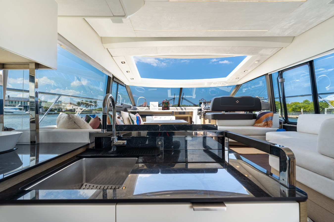 https://arconyachts.ams3.digitaloceanspaces.com/112901/conversions/large_4692182-optimize.jpg