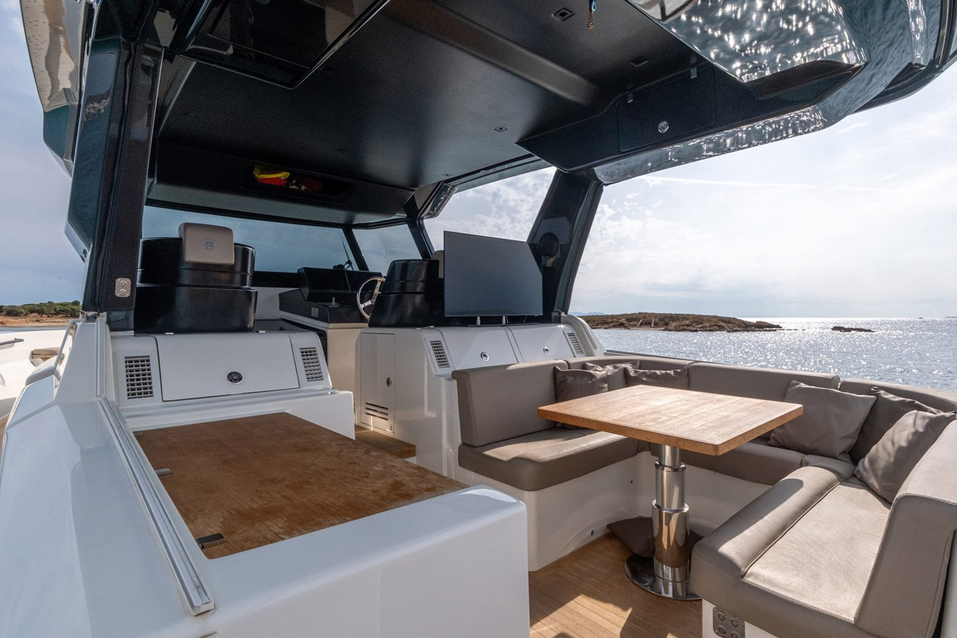 https://arconyachts.ams3.digitaloceanspaces.com/112921/conversions/large_4689556-optimize.jpg