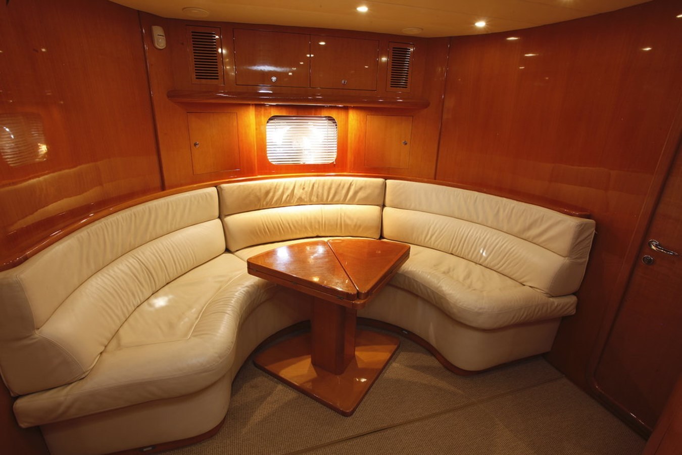 https://arconyachts.ams3.digitaloceanspaces.com/113060/conversions/large_3803814-optimize.jpg