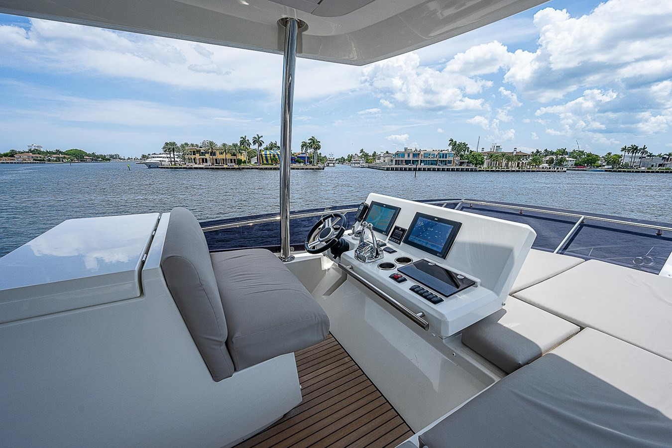 https://arconyachts.ams3.digitaloceanspaces.com/113161/conversions/large_4389383-optimize.jpg