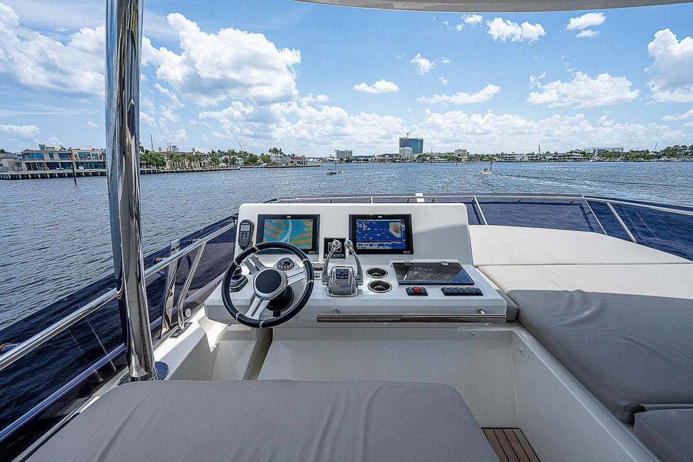 https://arconyachts.ams3.digitaloceanspaces.com/113165/conversions/large_4389384-optimize.jpg