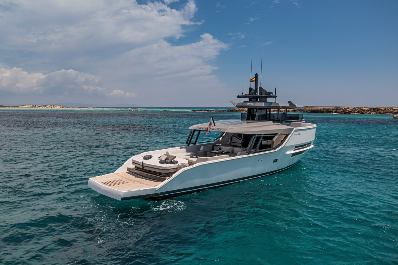 https://arconyachts.ams3.digitaloceanspaces.com/113264/conversions/large_4123627-optimize.jpg