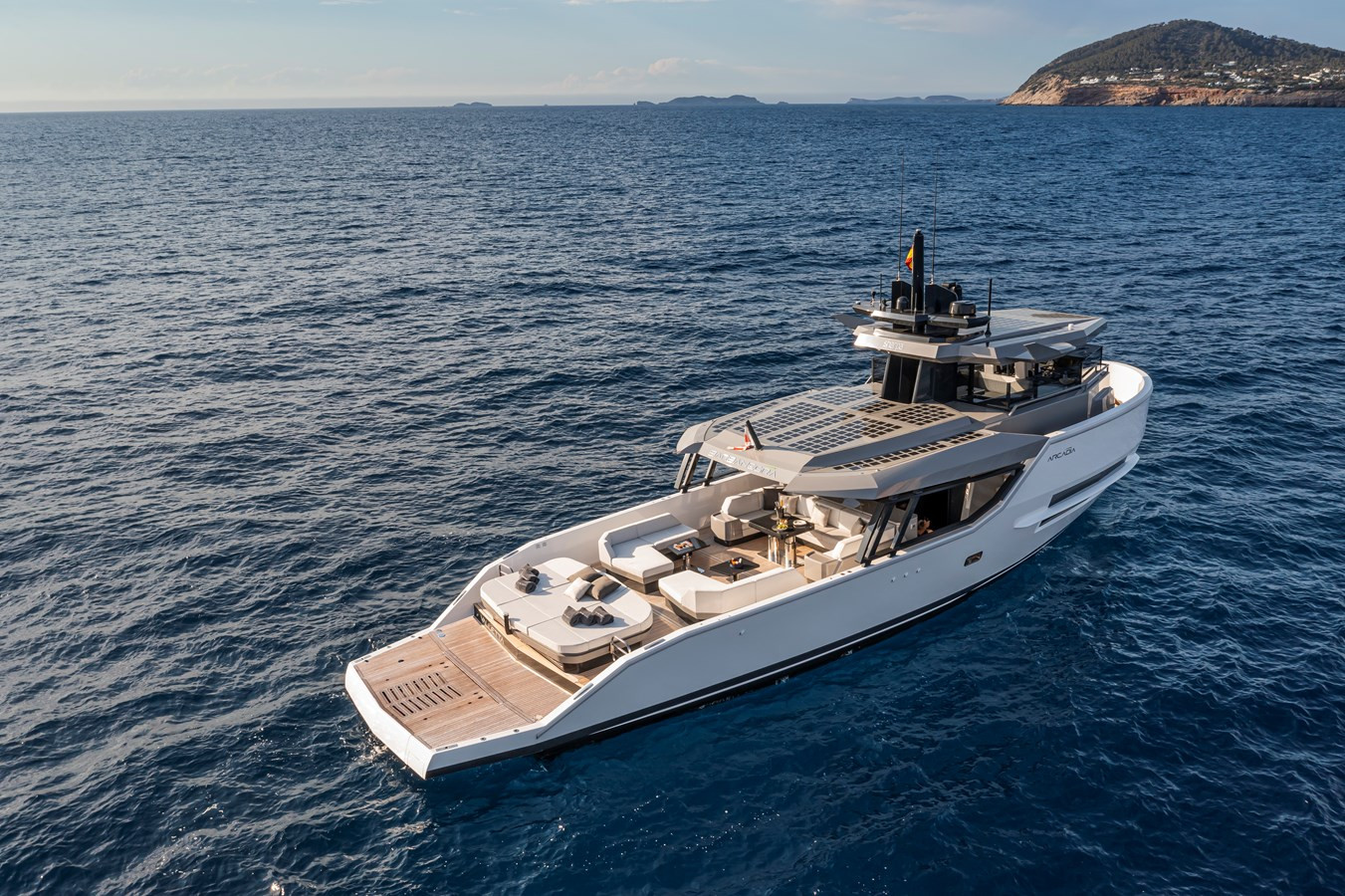 https://arconyachts.ams3.digitaloceanspaces.com/113289/conversions/large_4123646-optimize.jpg
