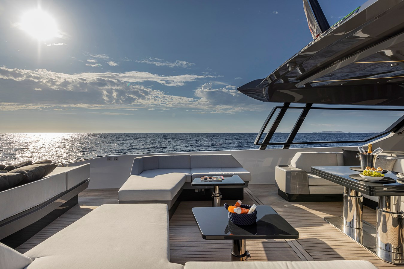 https://arconyachts.ams3.digitaloceanspaces.com/113305/conversions/large_4123651-optimize.jpg
