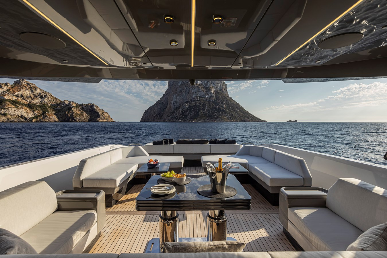 https://arconyachts.ams3.digitaloceanspaces.com/113314/conversions/large_4123654-optimize.jpg