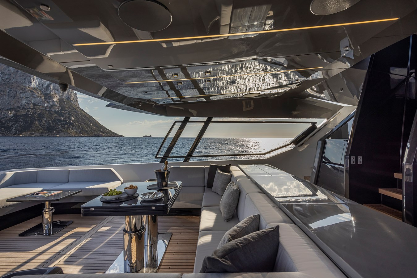 https://arconyachts.ams3.digitaloceanspaces.com/113320/conversions/large_4123656-optimize.jpg