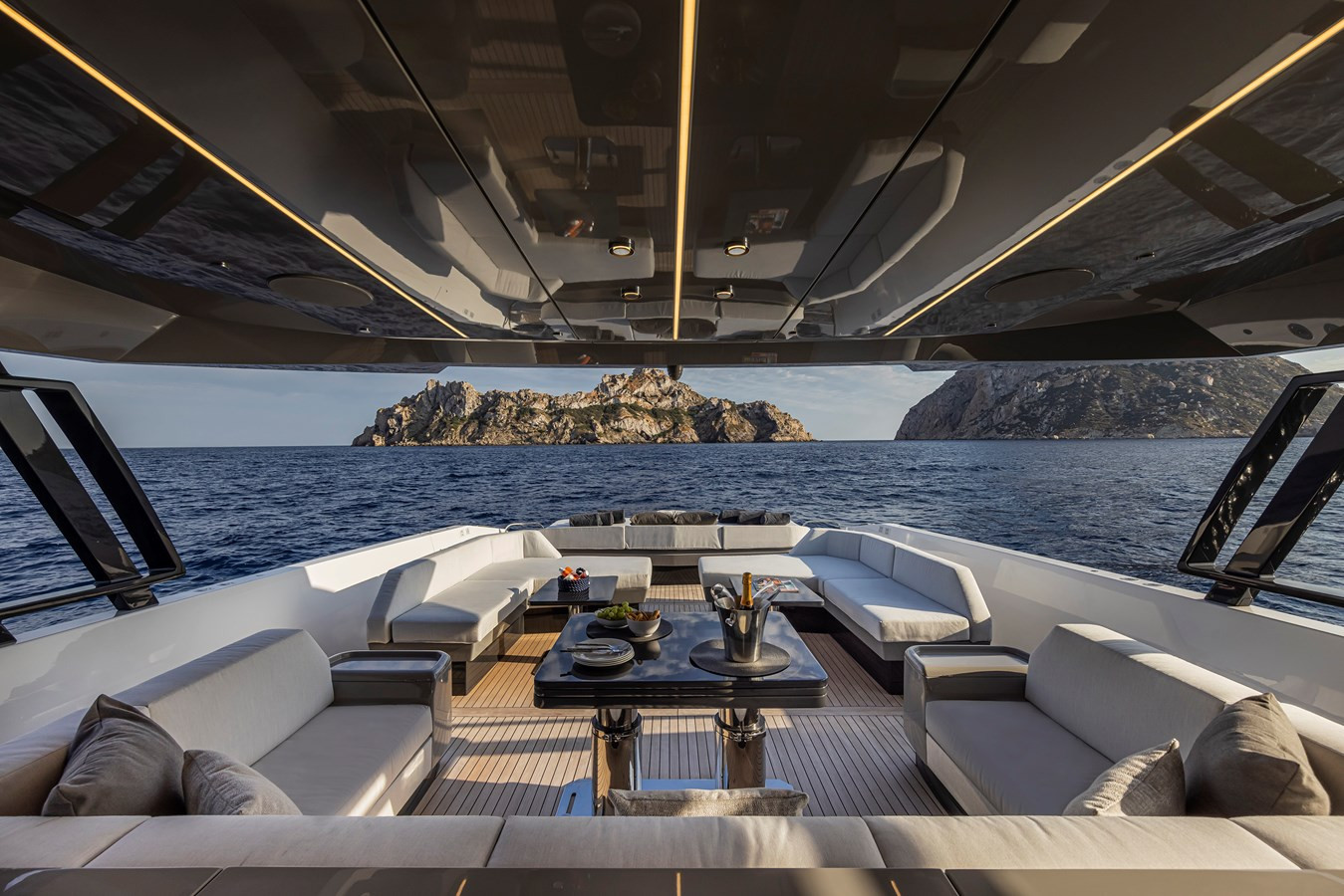 https://arconyachts.ams3.digitaloceanspaces.com/113326/conversions/large_4123658-optimize.jpg
