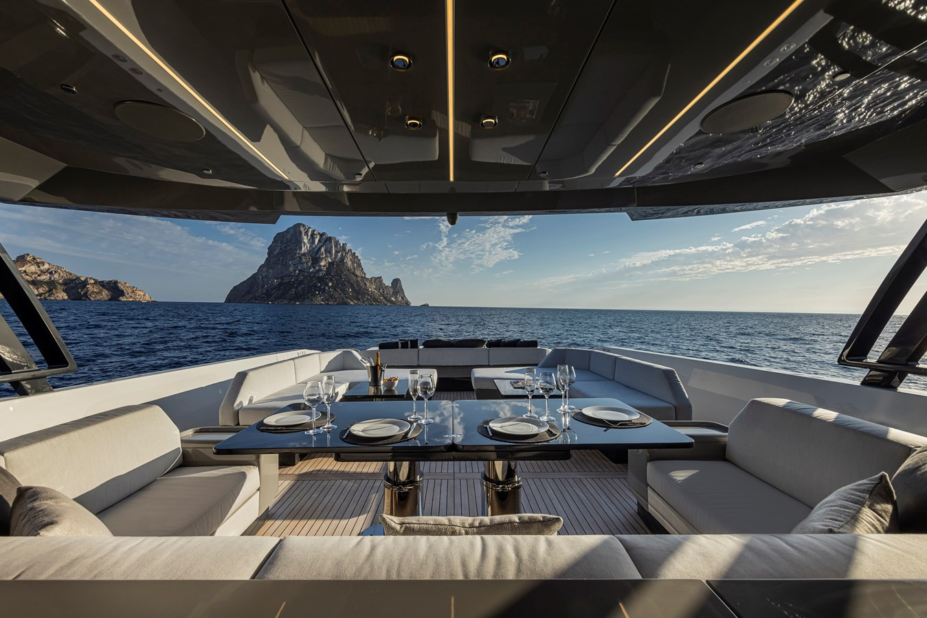 https://arconyachts.ams3.digitaloceanspaces.com/113329/conversions/large_4123660-optimize.jpg