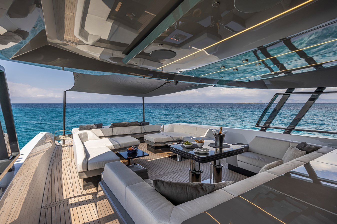 https://arconyachts.ams3.digitaloceanspaces.com/113338/conversions/large_4123665-optimize.jpg