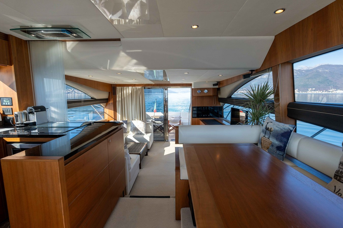 https://arconyachts.ams3.digitaloceanspaces.com/113372/conversions/large_4579121-optimize.jpg