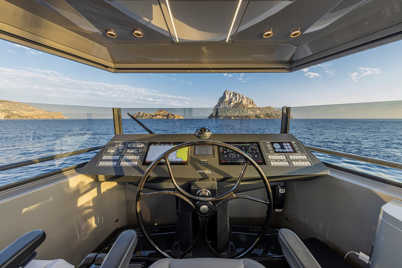 https://arconyachts.ams3.digitaloceanspaces.com/113374/conversions/large_4123712-optimize.jpg