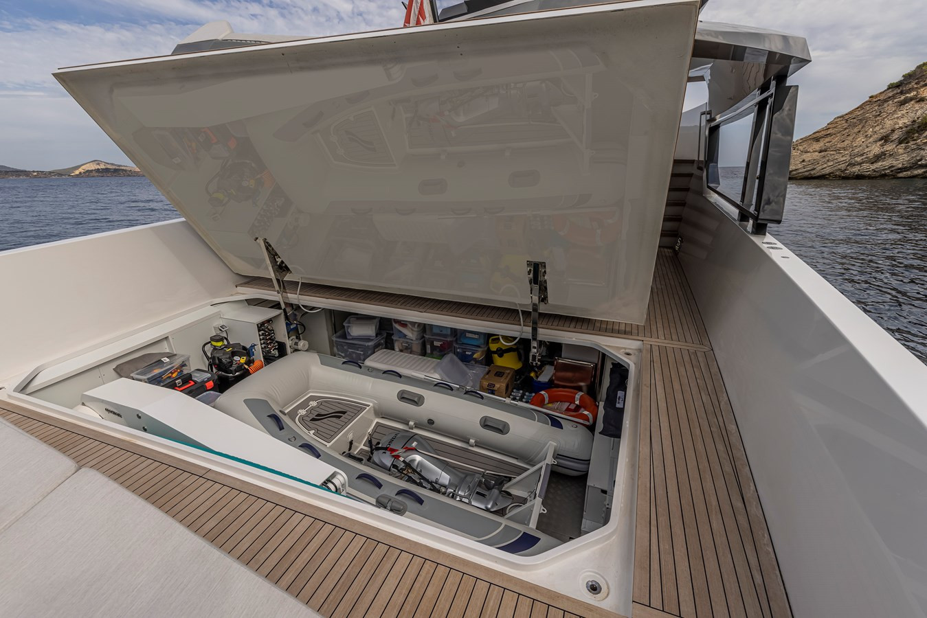 https://arconyachts.ams3.digitaloceanspaces.com/113417/conversions/large_4123773-optimize.jpg