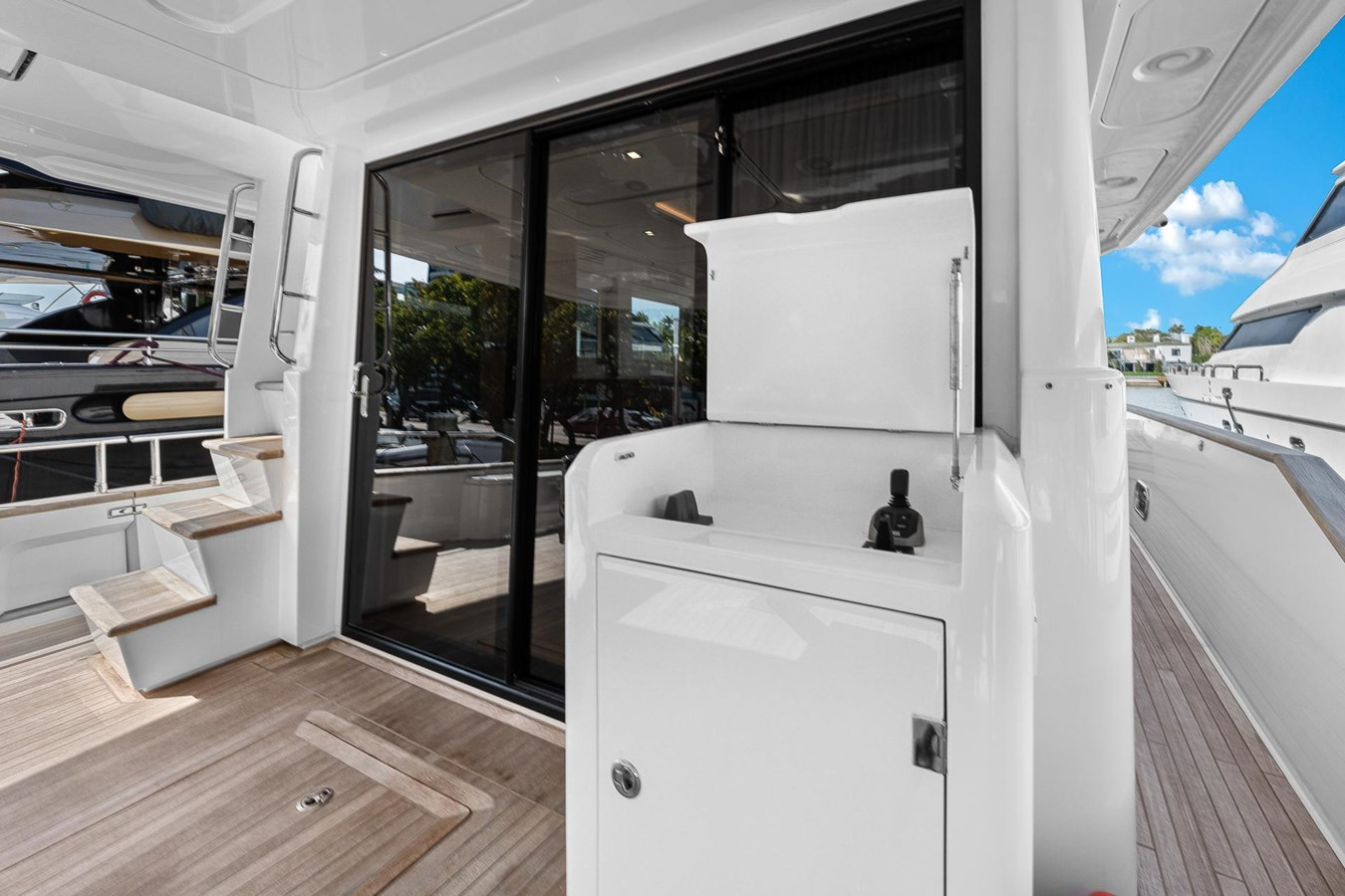 https://arconyachts.ams3.digitaloceanspaces.com/113587/conversions/large_4580389-optimize.jpg