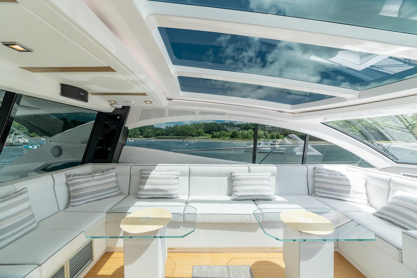 https://arconyachts.ams3.digitaloceanspaces.com/113598/conversions/large_3776248-optimize.jpg