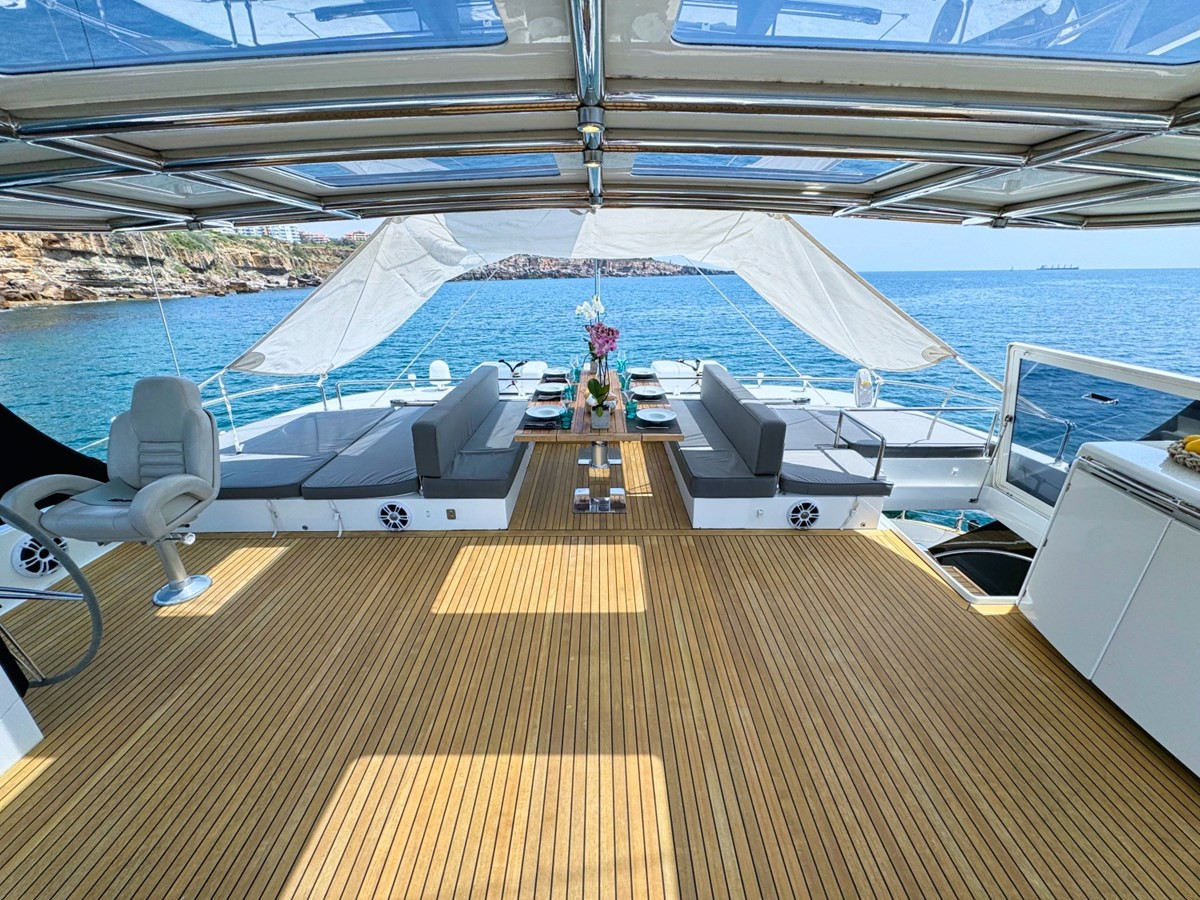 https://arconyachts.ams3.digitaloceanspaces.com/113950/conversions/large_4177089-optimize.jpg