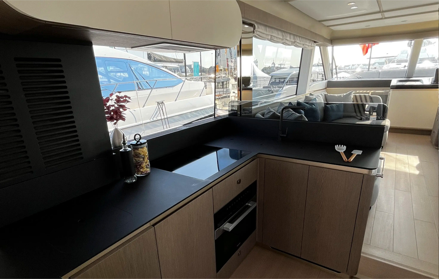 https://arconyachts.ams3.digitaloceanspaces.com/113965/conversions/large_4363426-optimize.jpg