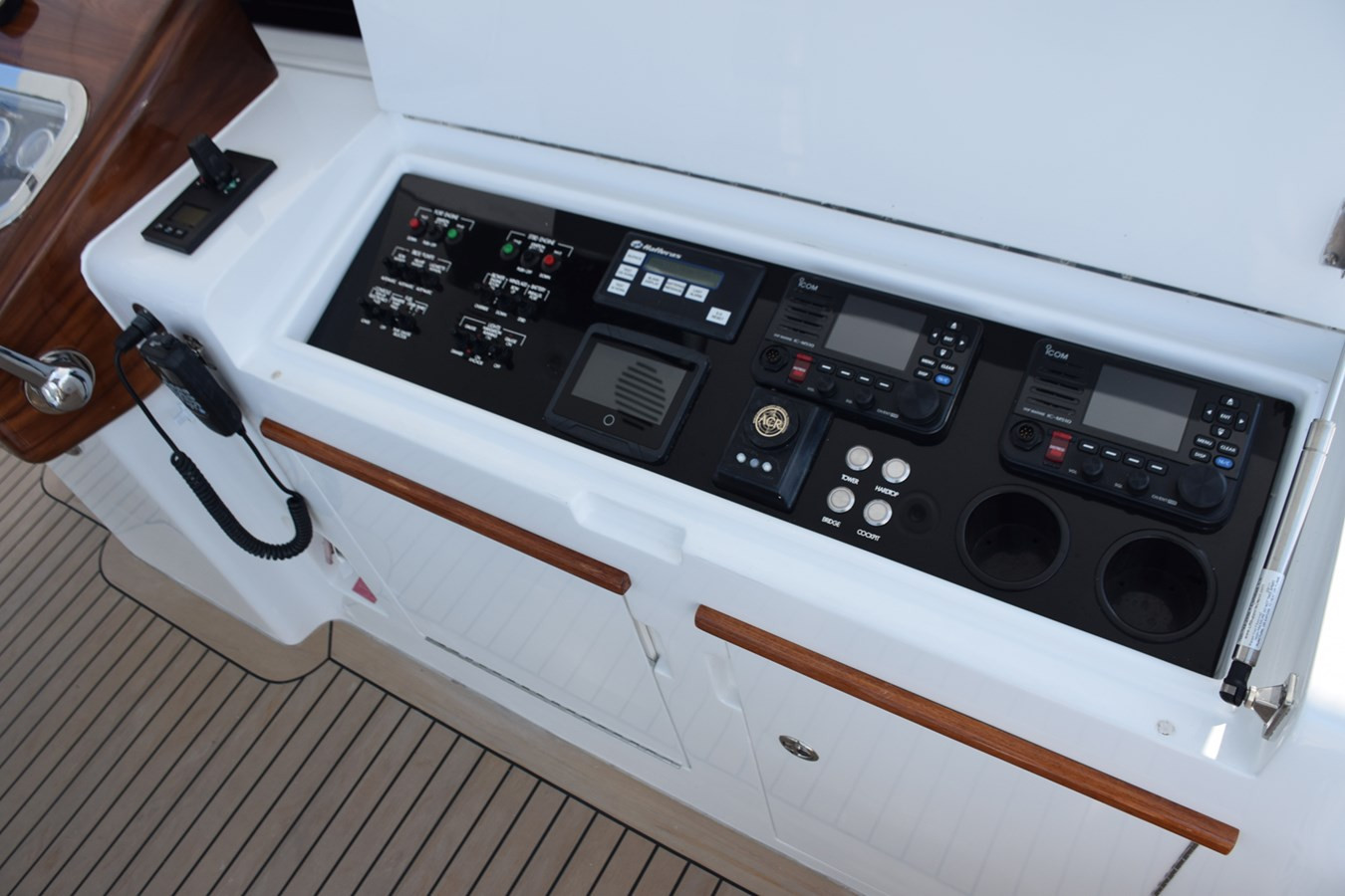 https://arconyachts.ams3.digitaloceanspaces.com/114065/conversions/large_4680101-optimize.jpg