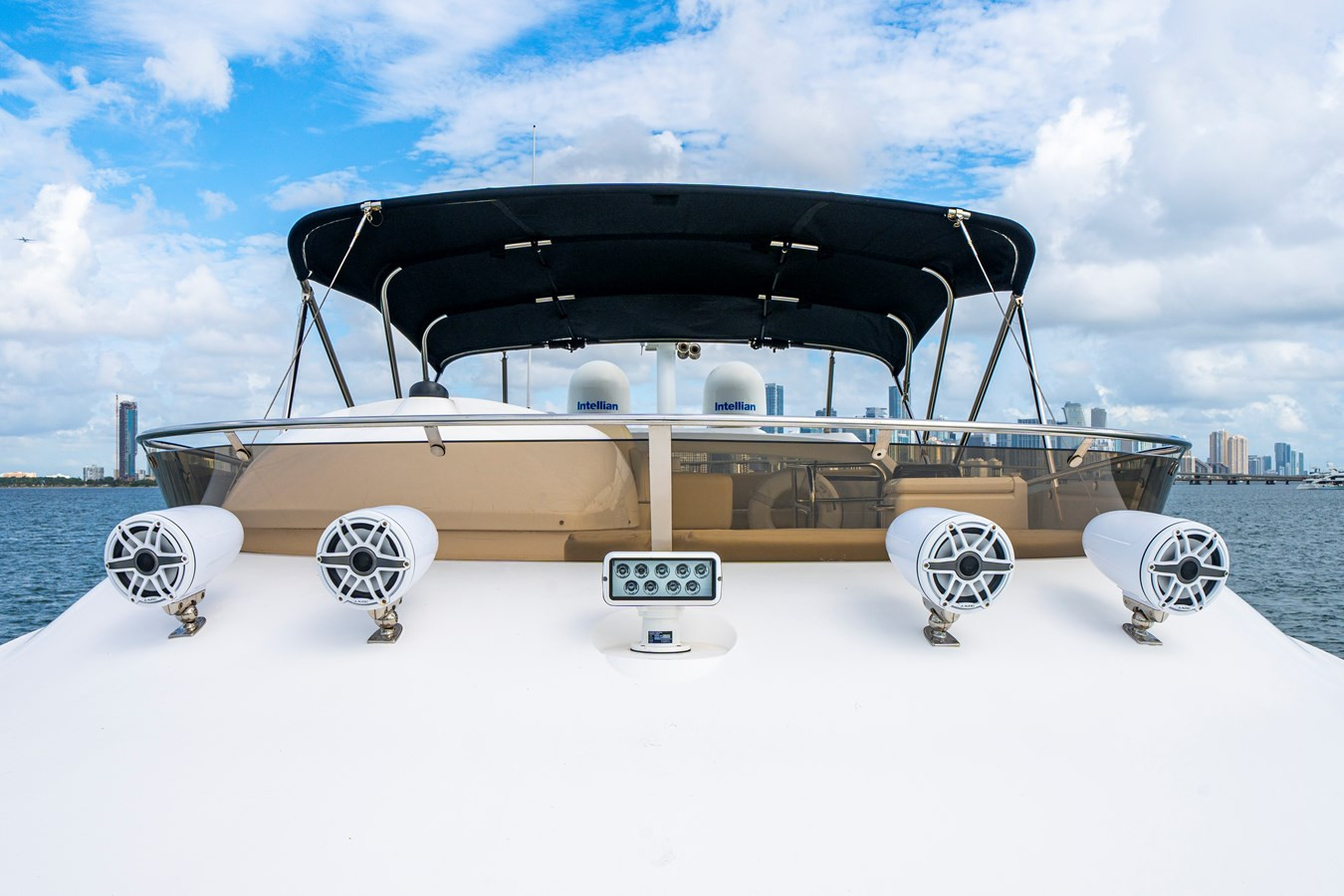 https://arconyachts.ams3.digitaloceanspaces.com/114160/conversions/large_4321056-optimize.jpg