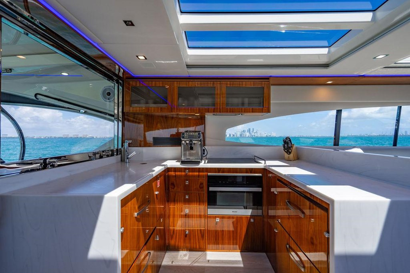 https://arconyachts.ams3.digitaloceanspaces.com/114401/conversions/large_4619487-optimize.jpg