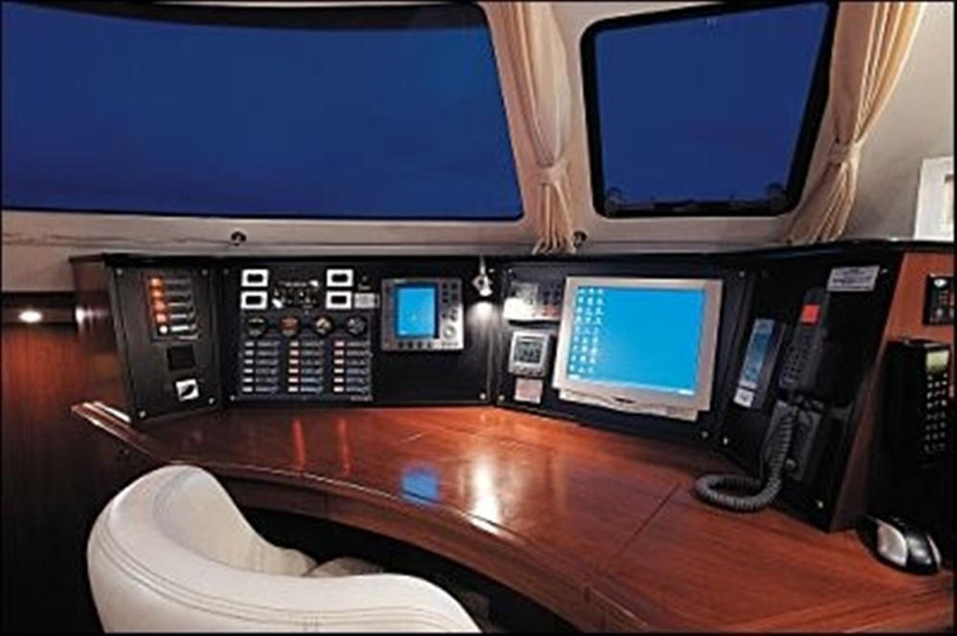 https://arconyachts.ams3.digitaloceanspaces.com/114564/conversions/large_87061-optimize.jpg