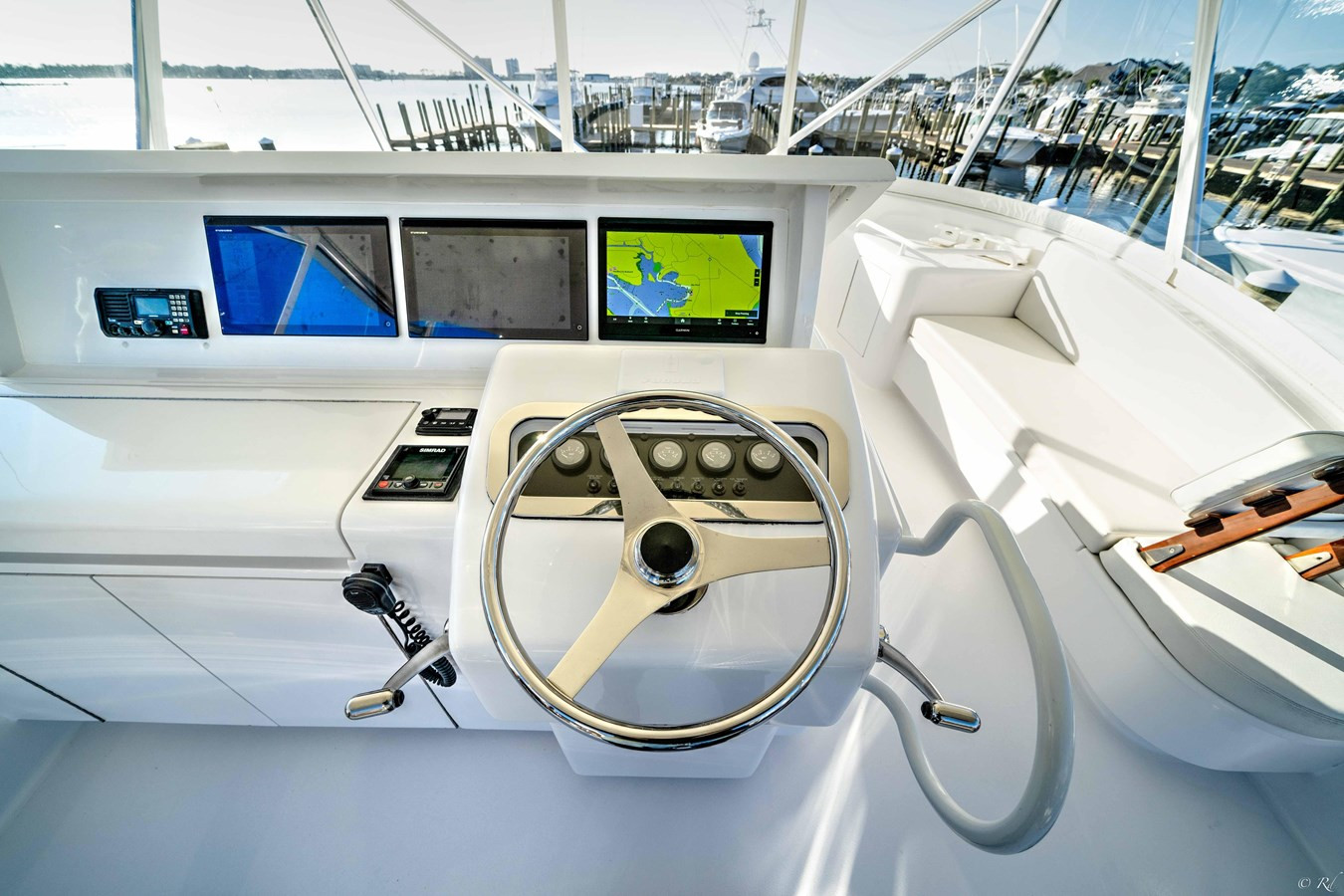 https://arconyachts.ams3.digitaloceanspaces.com/114871/conversions/large_3762892-optimize.jpg