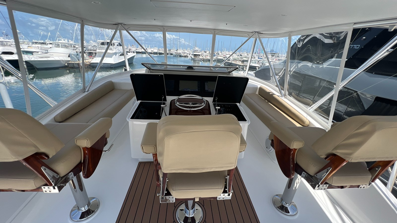 https://arconyachts.ams3.digitaloceanspaces.com/115116/conversions/large_3941827-optimize.jpg