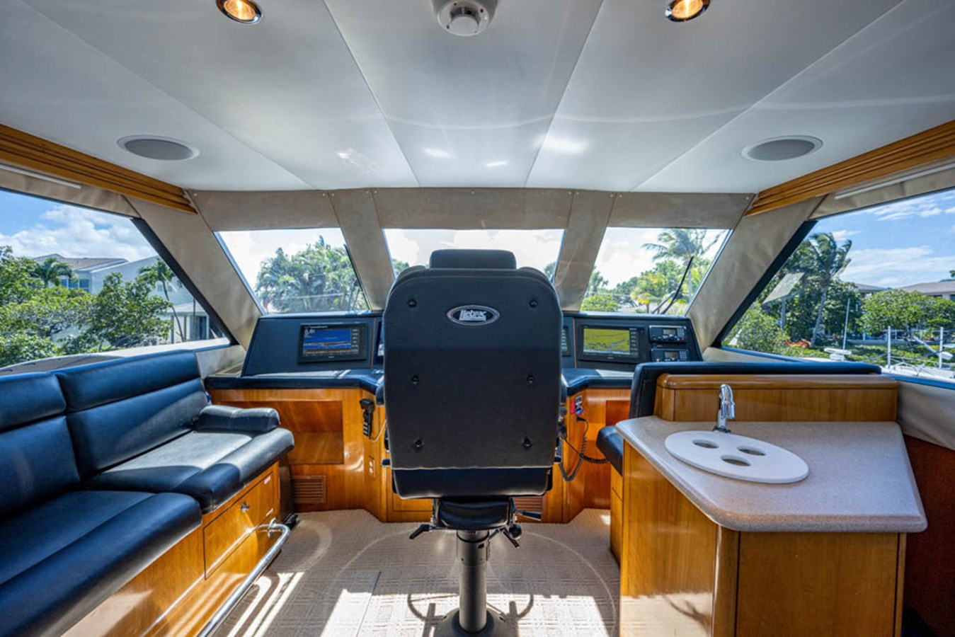 https://arconyachts.ams3.digitaloceanspaces.com/115276/conversions/large_3966983-optimize.jpg