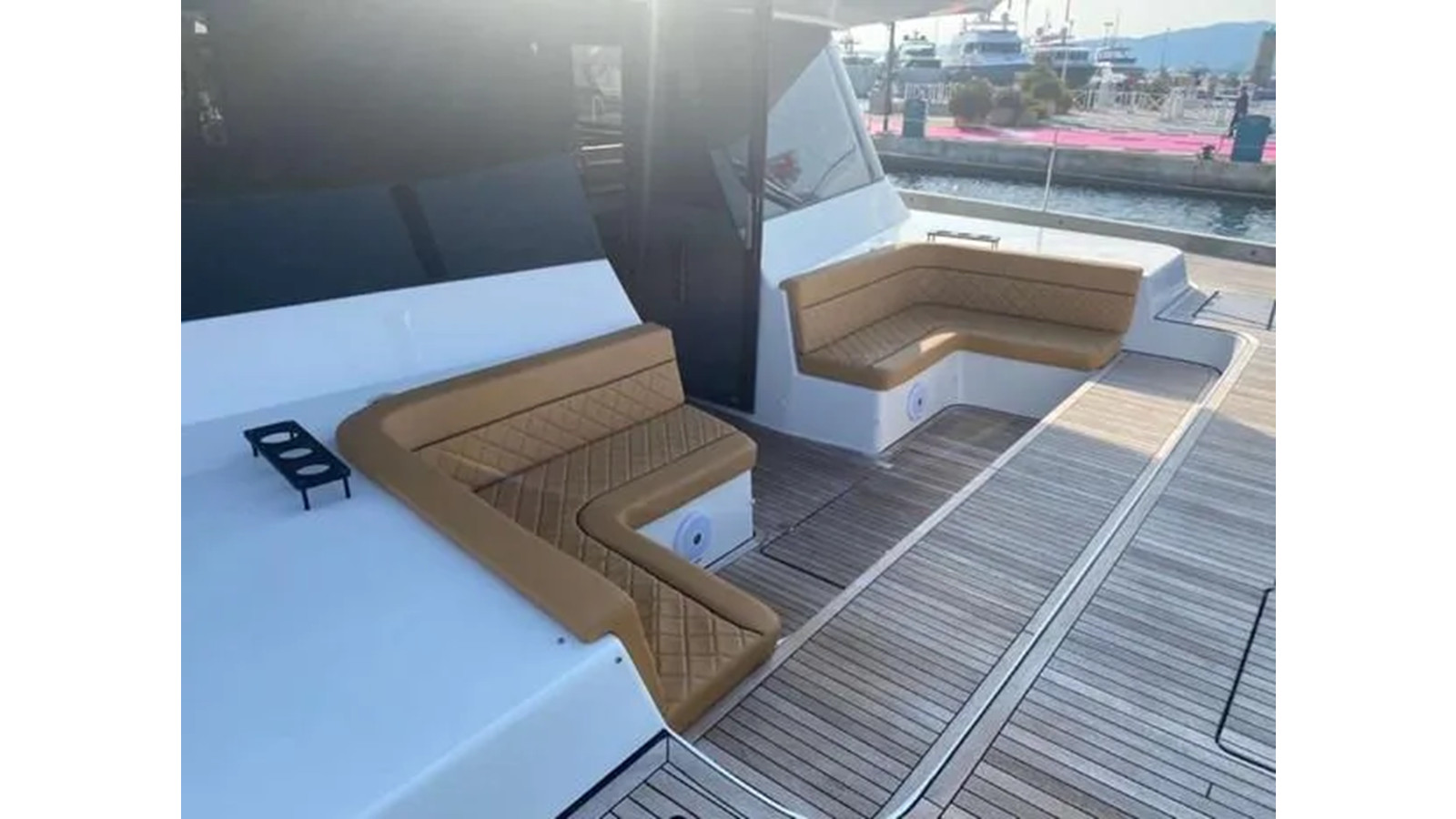 https://arconyachts.ams3.digitaloceanspaces.com/115610/conversions/large_4315242-optimize.jpg
