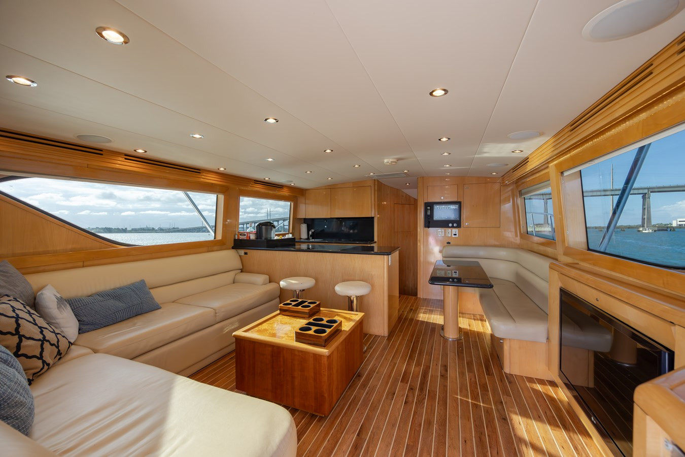 https://arconyachts.ams3.digitaloceanspaces.com/115621/conversions/large_4299488-optimize.jpg