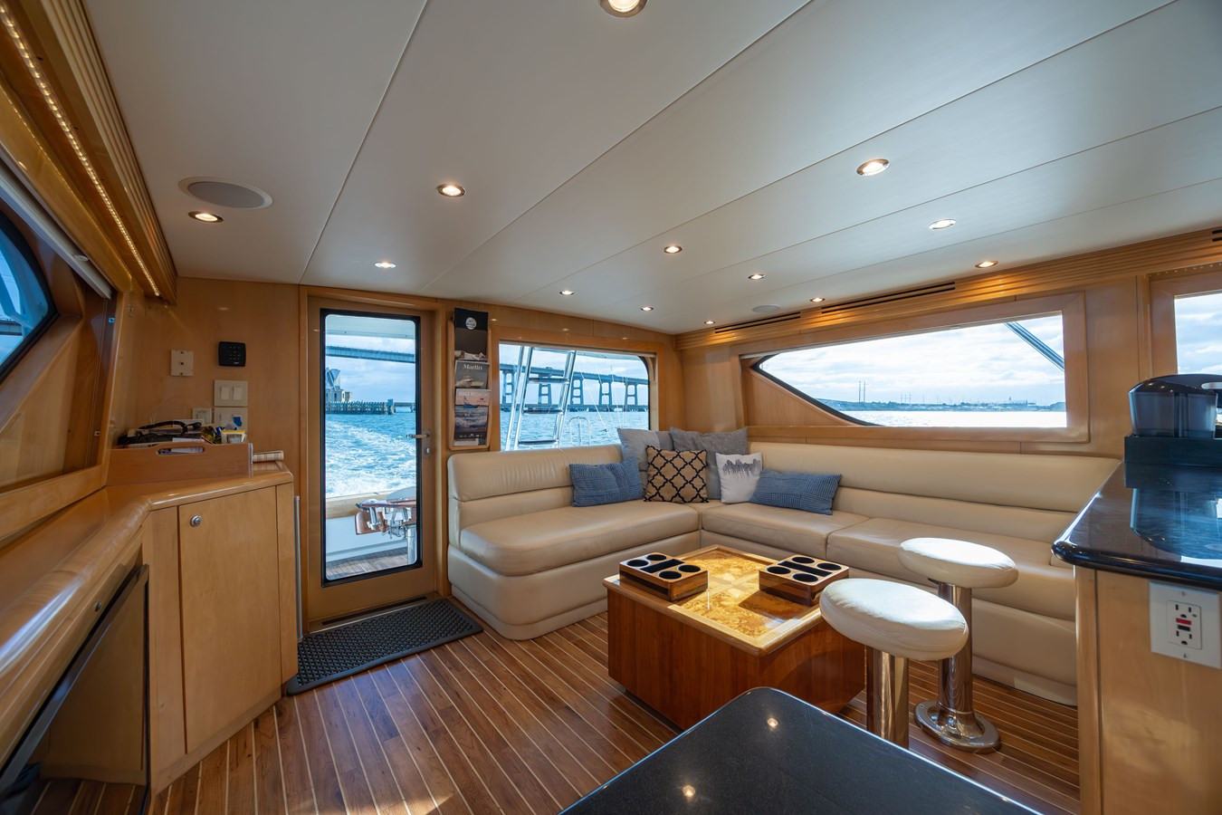 https://arconyachts.ams3.digitaloceanspaces.com/115627/conversions/large_4299491-optimize.jpg