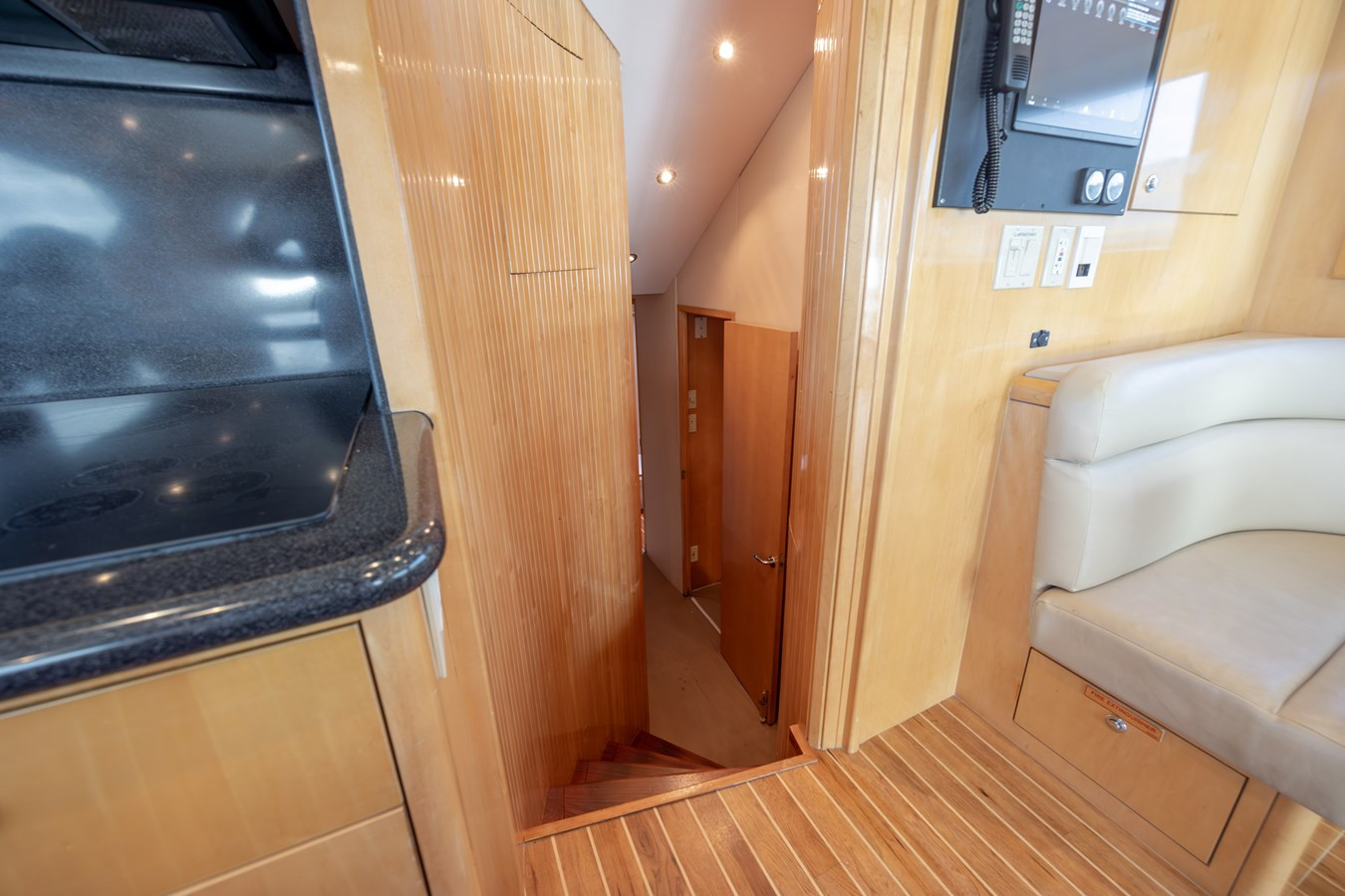 https://arconyachts.ams3.digitaloceanspaces.com/115648/conversions/large_4299498-optimize.jpg