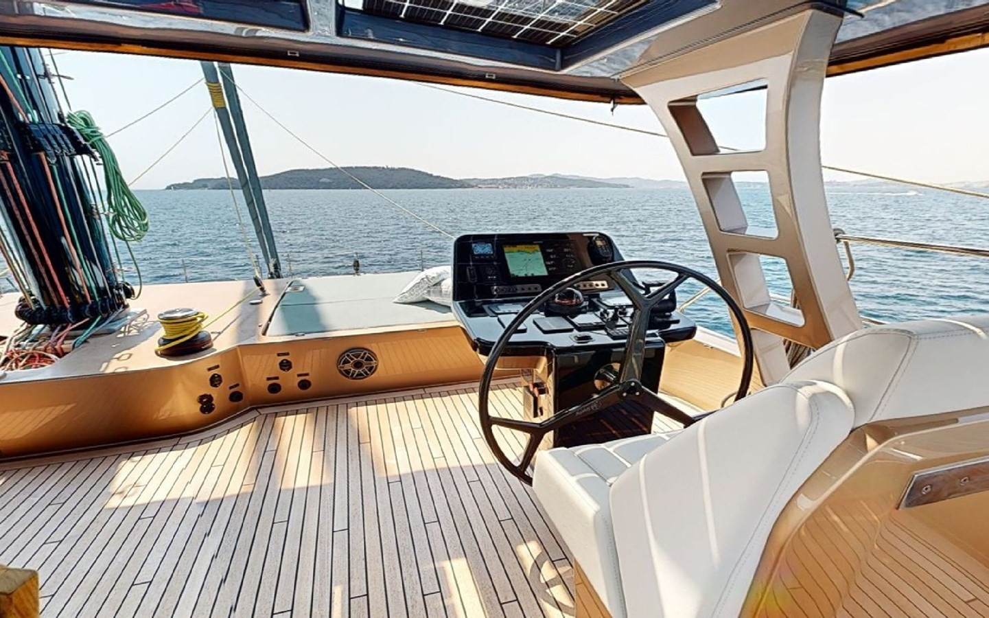 https://arconyachts.ams3.digitaloceanspaces.com/115775/conversions/large_4387935-optimize.jpg