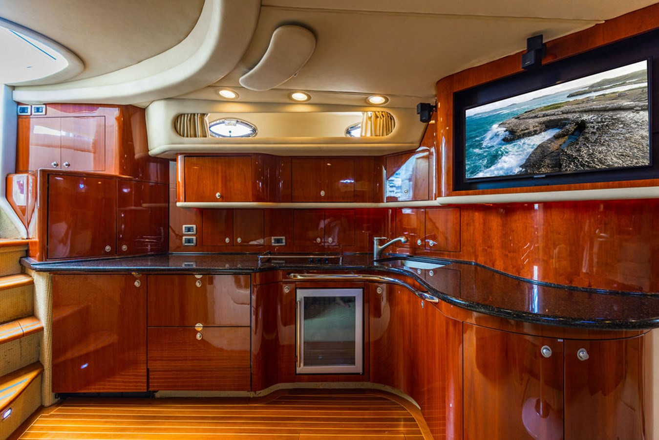 https://arconyachts.ams3.digitaloceanspaces.com/115942/conversions/large_4394031-optimize.jpg