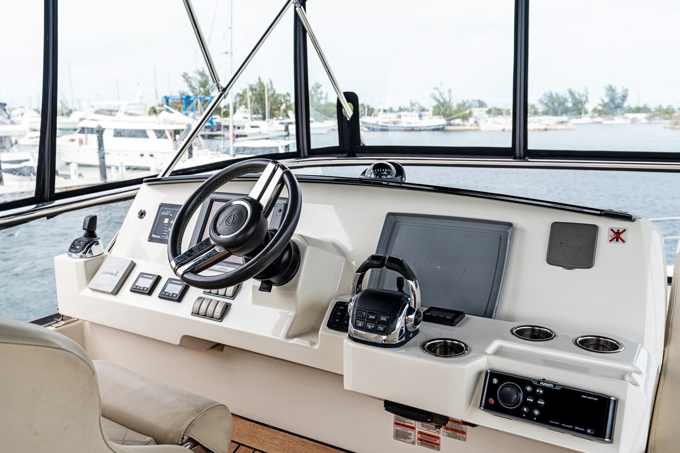 https://arconyachts.ams3.digitaloceanspaces.com/115960/conversions/large_4494292-optimize.jpg