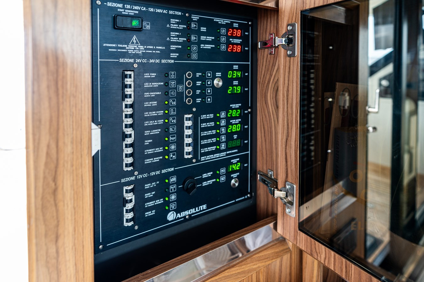 https://arconyachts.ams3.digitaloceanspaces.com/116018/conversions/large_4494382-optimize.jpg