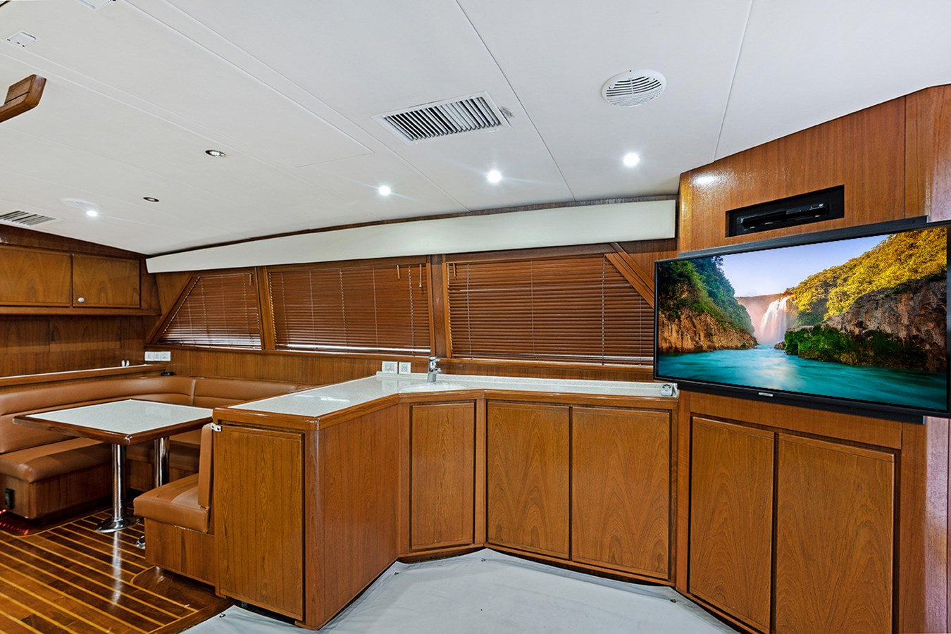 https://arconyachts.ams3.digitaloceanspaces.com/116038/conversions/large_4562859-optimize.jpg