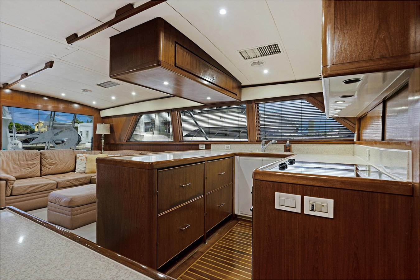 https://arconyachts.ams3.digitaloceanspaces.com/116065/conversions/large_4562869-optimize.jpg
