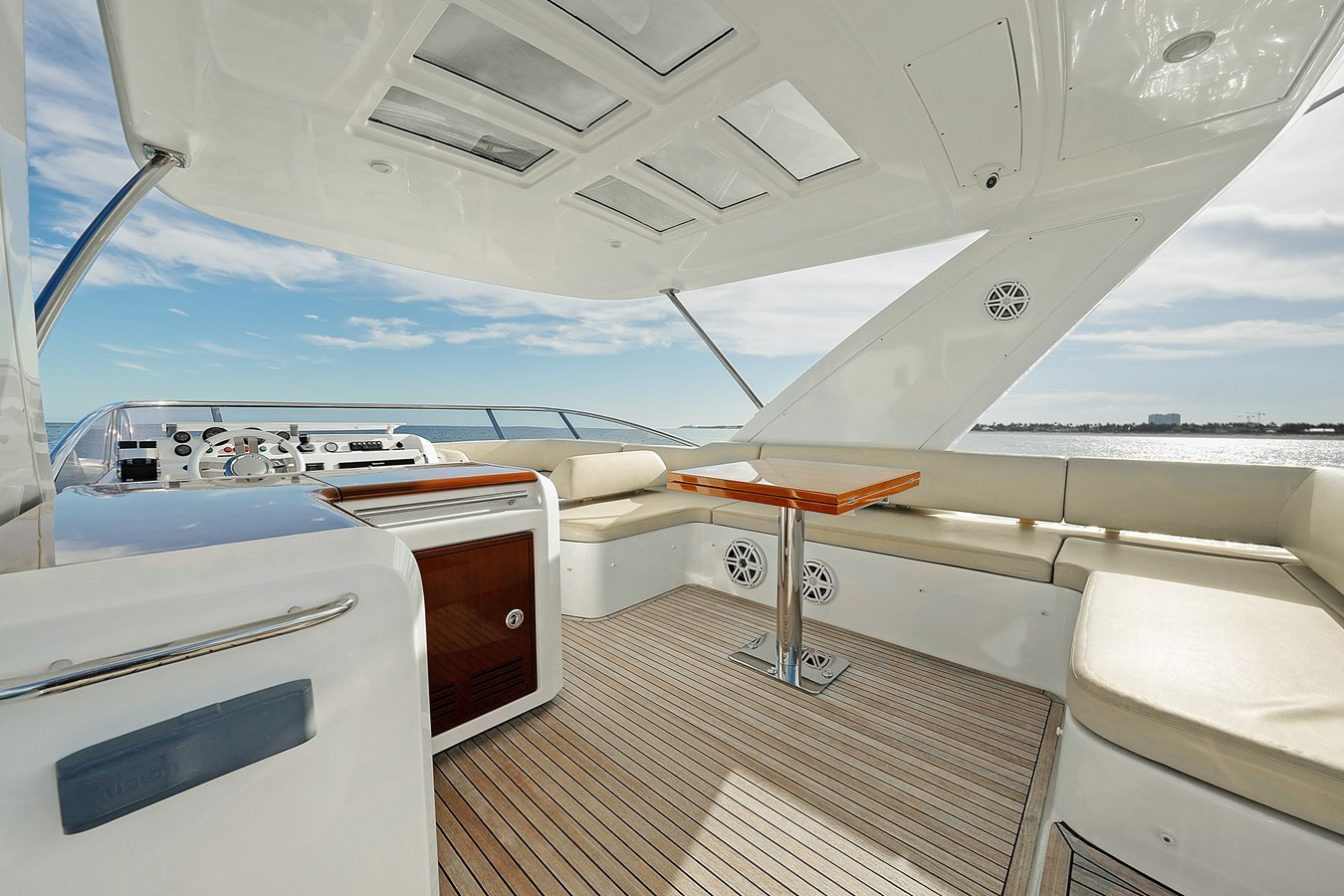 https://arconyachts.ams3.digitaloceanspaces.com/116078/conversions/large_4545627-optimize.jpg