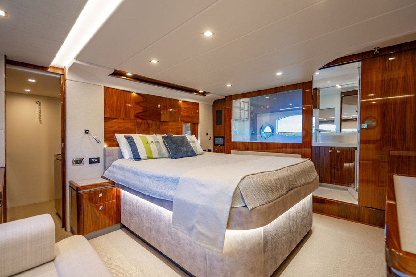 https://arconyachts.ams3.digitaloceanspaces.com/116112/conversions/large_4557185-optimize.jpg