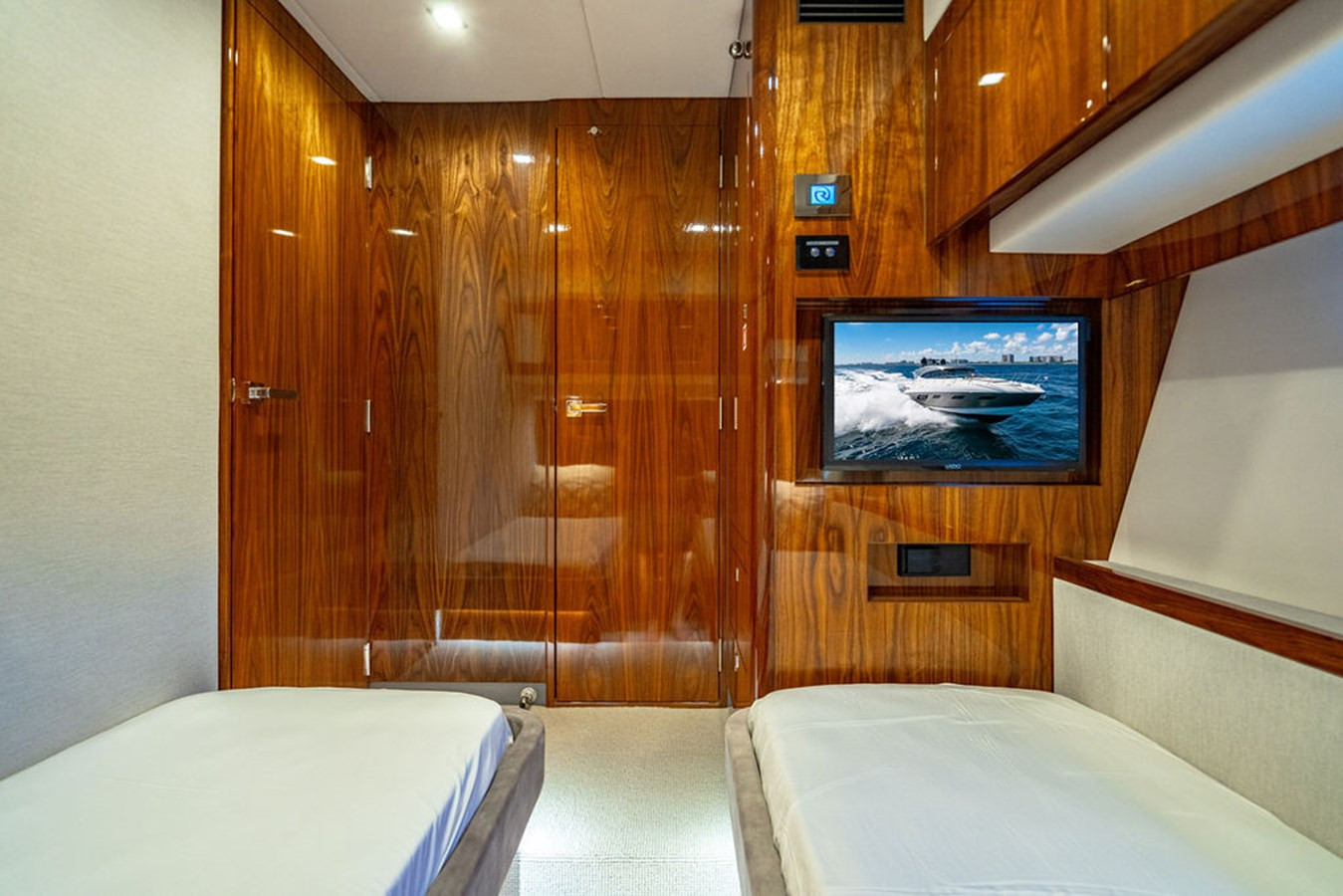 https://arconyachts.ams3.digitaloceanspaces.com/116147/conversions/large_4559867-optimize.jpg
