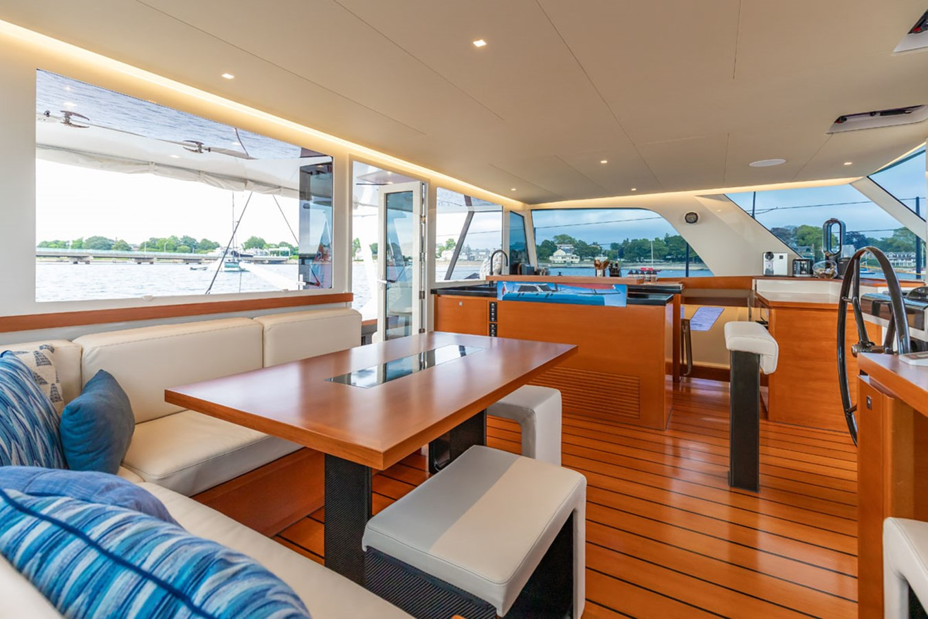 https://arconyachts.ams3.digitaloceanspaces.com/116570/conversions/large_4725363-optimize.jpg