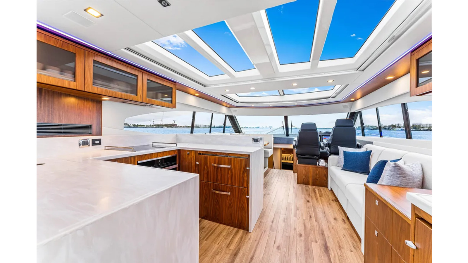 https://arconyachts.ams3.digitaloceanspaces.com/116573/conversions/large_4730915-optimize.jpg